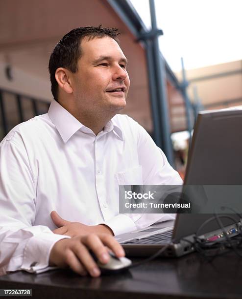 Homem De Negócios Com Computador Portátil - Fotografias de stock e mais imagens de Adulto - Adulto, Adulto maduro, Autoconfiança