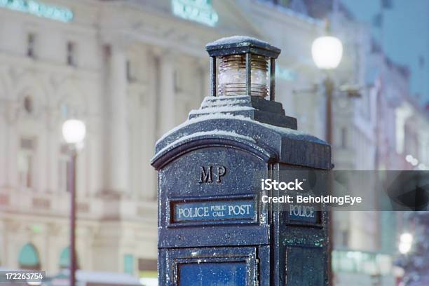 Neve Su Un Perno Della Polizia - Fotografie stock e altre immagini di Piccadilly Circus - Piccadilly Circus, Acqua, Attrezzatura per illuminazione