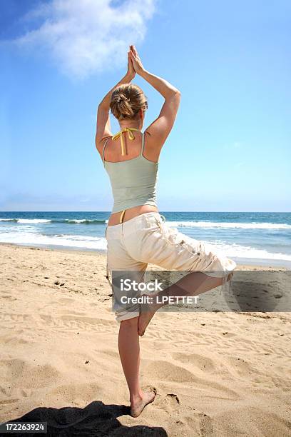 Frau Tun Yoga Am Strand Stockfoto und mehr Bilder von Aktiver Lebensstil - Aktiver Lebensstil, Erwachsene Person, Fitnesstraining