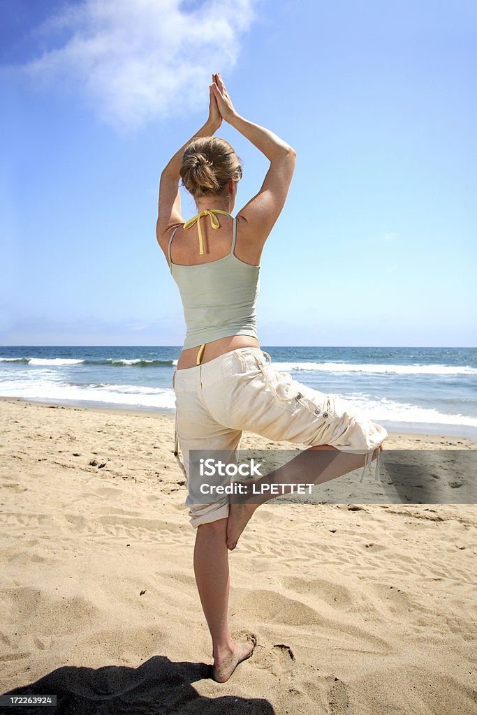 Femme, faire du Yoga sur la plage - Photo de Adulte libre de droits