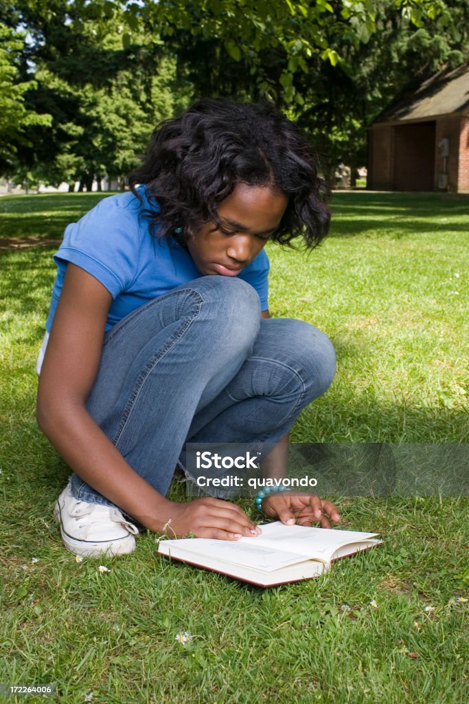 African American Young Girl Reading fuera en Park, espacio de copia - Foto de stock de Adolescente libre de derechos
