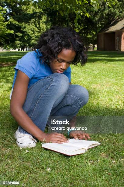 Jovem Americana Africano Menina Ler Fora No Parque Espaço Para Texto - Fotografias de stock e mais imagens de Adolescente