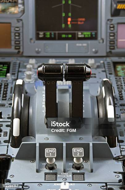 A330 Cabina Di Pilotaggio - Fotografie stock e altre immagini di Ergonomia - Ergonomia, Industria aerospaziale, Mezzo di trasporto aereo