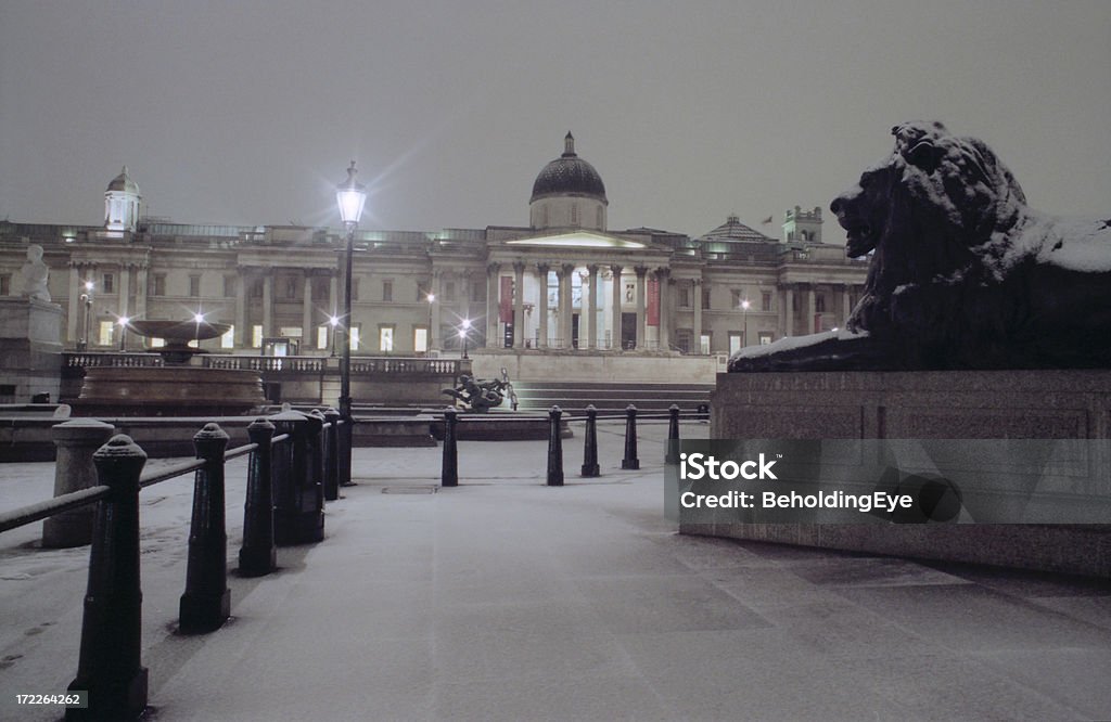 Śnieg w Trafalgar Square - Zbiór zdjęć royalty-free (Balustrada - Element architektoniczny)
