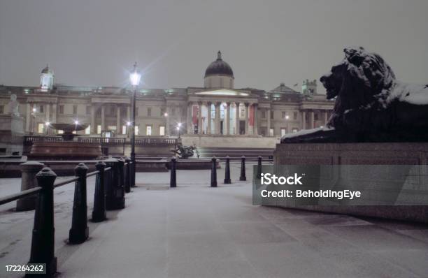 Śnieg W Trafalgar Square - zdjęcia stockowe i więcej obrazów Balustrada - Element architektoniczny - Balustrada - Element architektoniczny, Bez ludzi, Chłodny