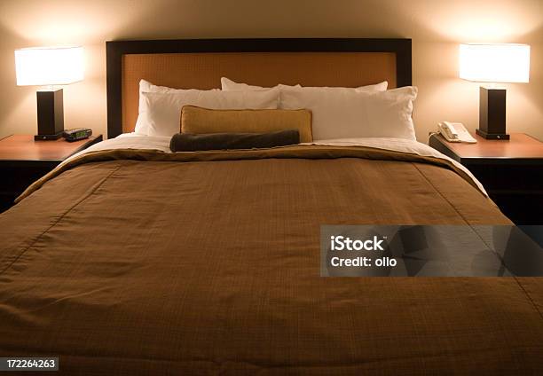Łóżko Nowoczesnego Hotelu - zdjęcia stockowe i więcej obrazów Bez ludzi - Bez ludzi, Budowla mieszkaniowa, Budzik