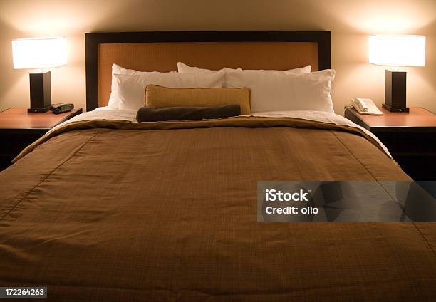 Foto de Cama De Um Hotel Moderno e mais fotos de stock de Aconchegante - Aconchegante, Almofada, Cabeceira