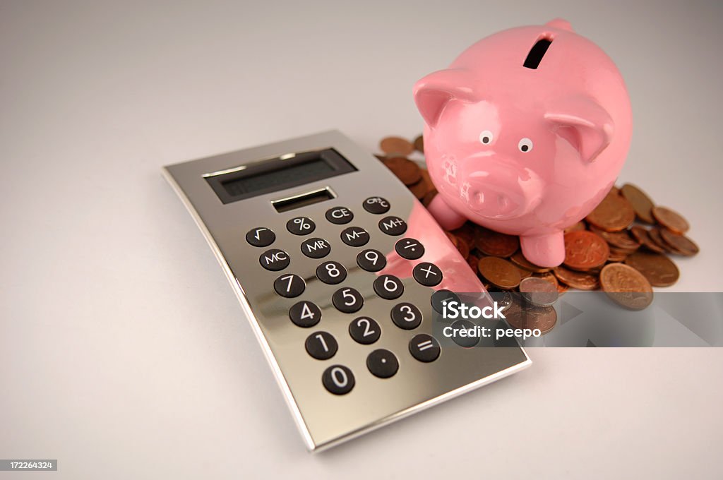 Alcancía Rosa, pila de monedas y calculadora de plata - Foto de stock de Actividades bancarias libre de derechos