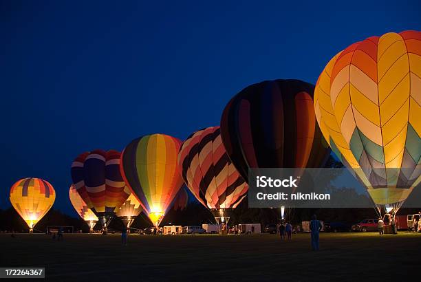 Photo libre de droit de Mongolfière Illuminant La Nuit banque d'images et plus d'images libres de droit de Montgolfière - Montgolfière, Rassemblement de montgolfières, Nuit