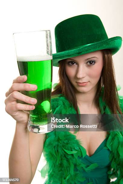 Outro Cerveja Verde Torrada - Fotografias de stock e mais imagens de Adulto - Adulto, Bebida Alcoólica, Boa de Penas