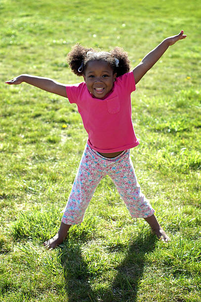 행복함 소녀만 게임하기 외부 - child dancing preschooler outdoors 뉴스 사진 이미지
