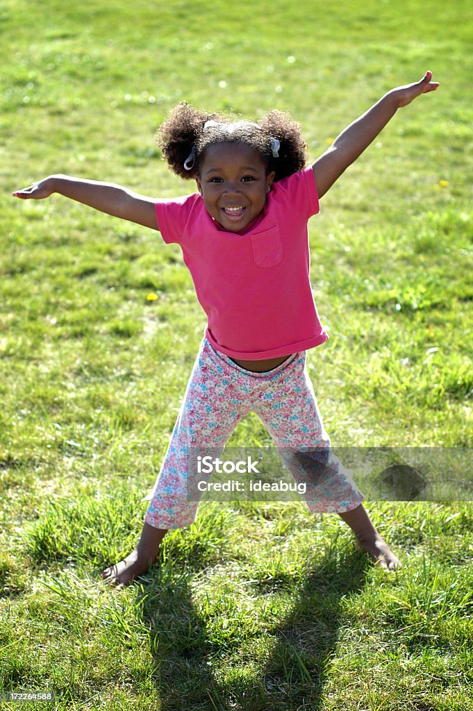 Rapariga feliz Jogando fora - Royalty-free Dançar Foto de stock