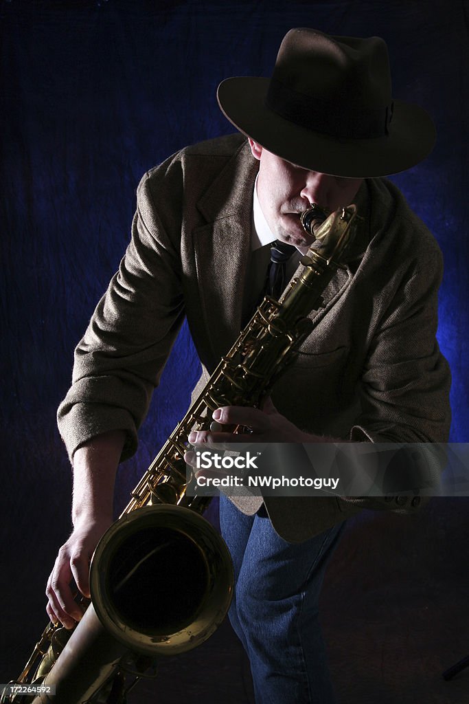 Uomo che suona il Sassofono jazz - Foto stock royalty-free di Big Band