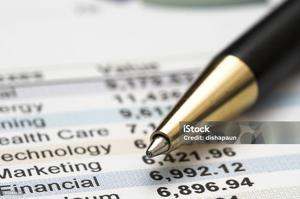 Cifras Financeiras e uma caneta - Foto de stock de Analisar royalty-free