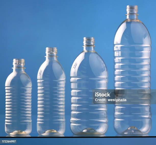 Plastikowe Butelki Na Niebieskim Tle - zdjęcia stockowe i więcej obrazów Bez ludzi - Bez ludzi, Butelka, Fotografika