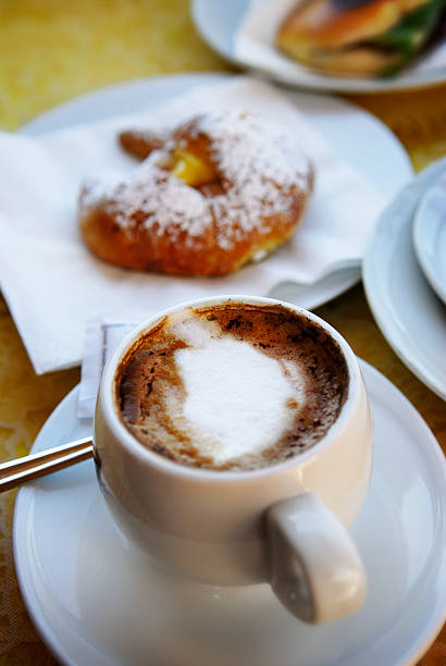 cioccolata calda e croissant a roma - it01 foto e immagini stock