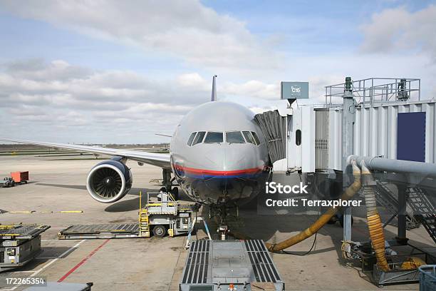 Aereo Al Terminal Porta In Manutenzione - Fotografie stock e altre immagini di Accessibilità - Accessibilità, Aereo di linea, Aeroporto