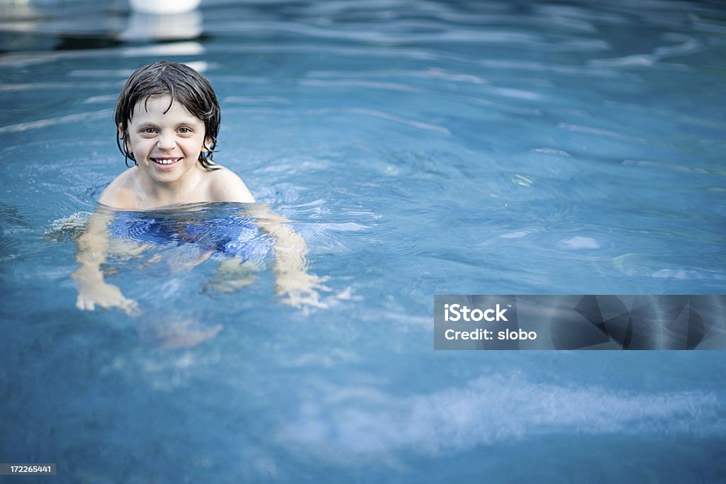 Ребенок, плавание в бассейне - Стоковые фото Бассейн роялти-фри