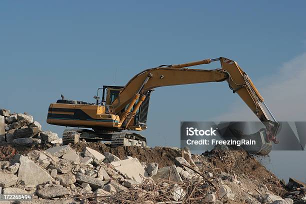 Excavator En El Trabajo Foto de stock y más banco de imágenes de Aire libre - Aire libre, Amarillo - Color, Cavadora mecánica