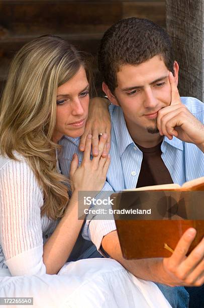 Junges Paar Mit Bibel Stockfoto und mehr Bilder von 25-29 Jahre - 25-29 Jahre, Attraktive Frau, Beten