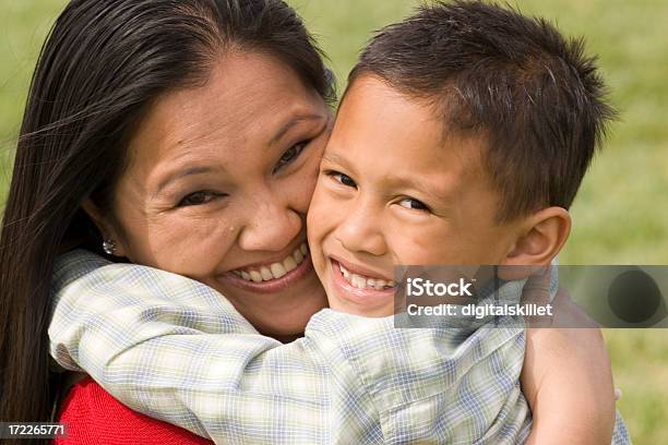 Foto de Mãe E Filho Series e mais fotos de stock de Abraçar - Abraçar, Acontecimentos da Vida, Adulto