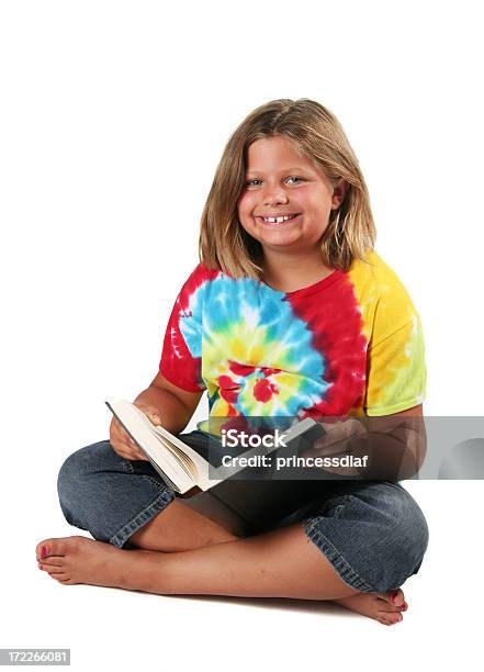 Un Buen Libro Foto de stock y más banco de imágenes de Con las piernas cruzadas - Con las piernas cruzadas, Escuela primaria, 8-9 años