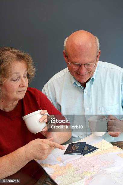 Foto de Planejando Uma Viagem e mais fotos de stock de Adulto - Adulto, Amor, Aposentadoria