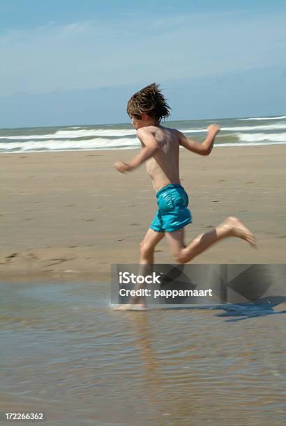 Ragazzo Corre Lungo Il Mare Del Nord - Fotografie stock e altre immagini di 8-9 anni - 8-9 anni, Acqua, Attività