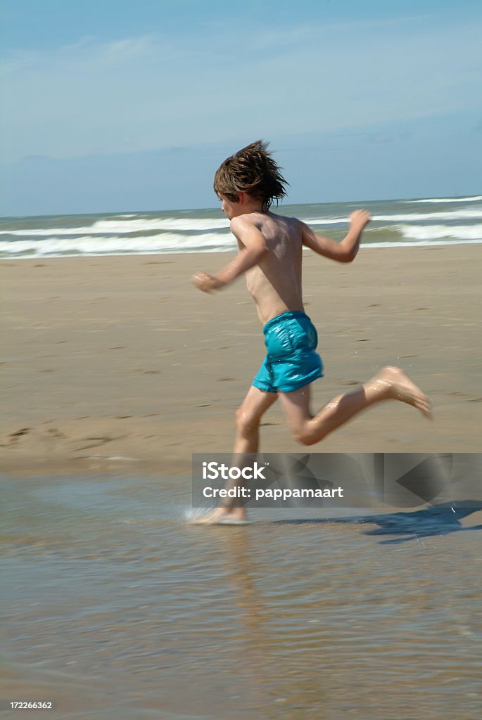 Chłopiec działa na północ Morze - Zbiór zdjęć royalty-free (8 - 9 lat)