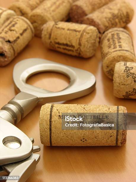 Corks Y Abridor Foto de stock y más banco de imágenes de Abrebotellas - Abrebotellas, Acontecimiento, Bebida alcohólica