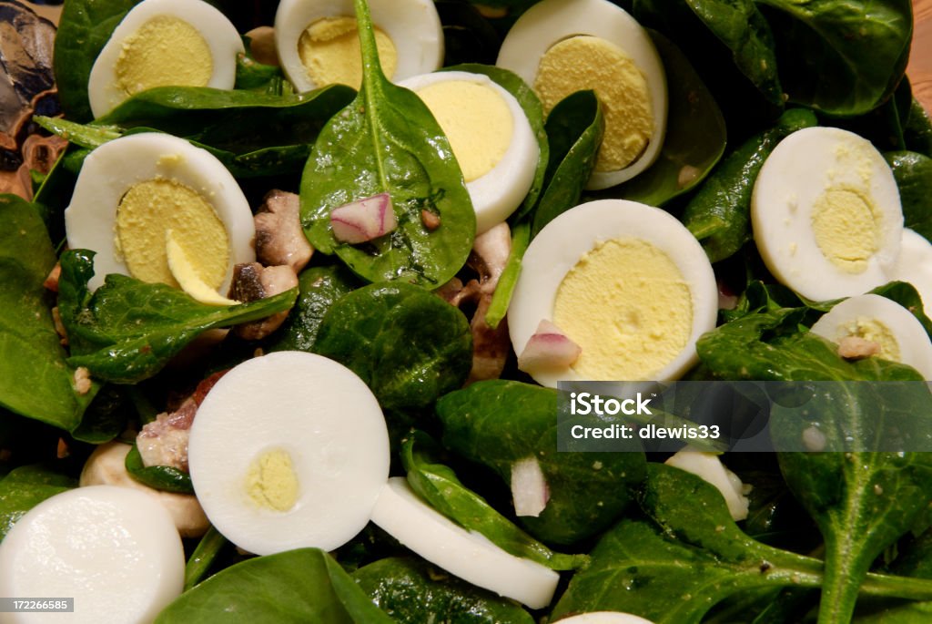 ホウレンソウのサラダクローズアップ - ゆで卵のロイヤリティフリーストックフォト