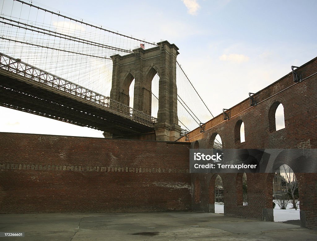 Бруклинский мост и фасад здания - Стоковые фото Арка - архитектурный элемент роялти-фри