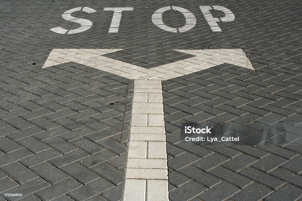 Interrompere le frecce di direzione sulla strada # 2 - Foto stock royalty-free di Strada