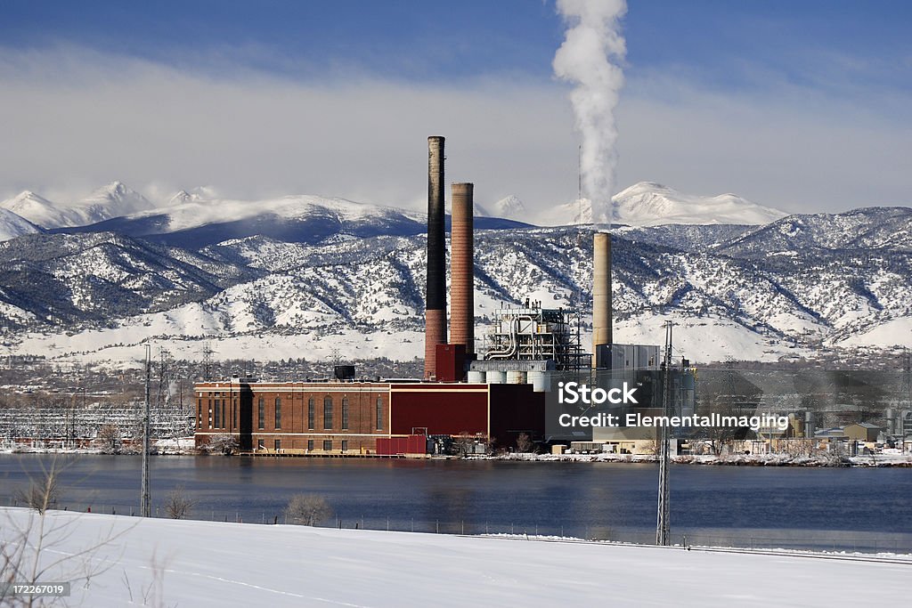 Power Plant après une forte neige - Photo de Centrale électrique libre de droits