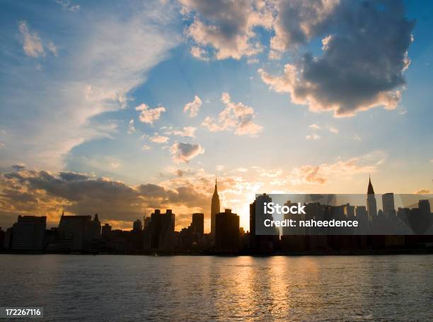 Atardecer En La Ciudad Foto de stock y más banco de imágenes de Aire libre - Aire libre, Arquitectura exterior, Bloque de Oficinas