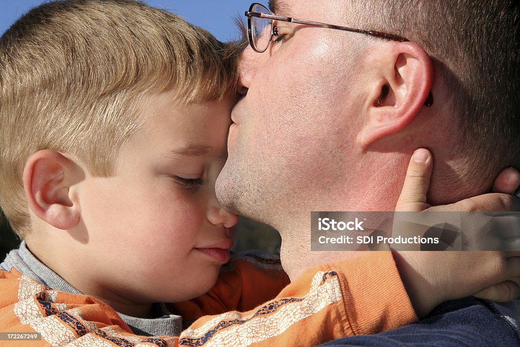Père de Son jeune fils donnant un baiser - Photo de Adulte libre de droits
