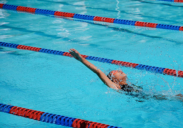 rückenschwimmen mädchen - auf dem schoß stock-fotos und bilder