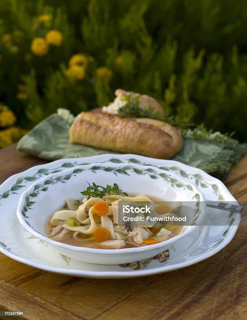 Restos de comida caseira, sopa de macarrão com frango ou peru jantar - Foto de stock de Aipo royalty-free