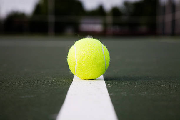 テニスコート - tennis in a row team ball ストックフォトと画像