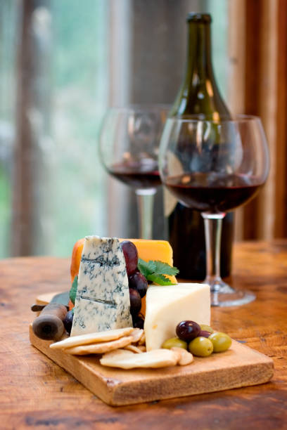 delizioso formaggio e vino - cheese antipasto cracker grape foto e immagini stock