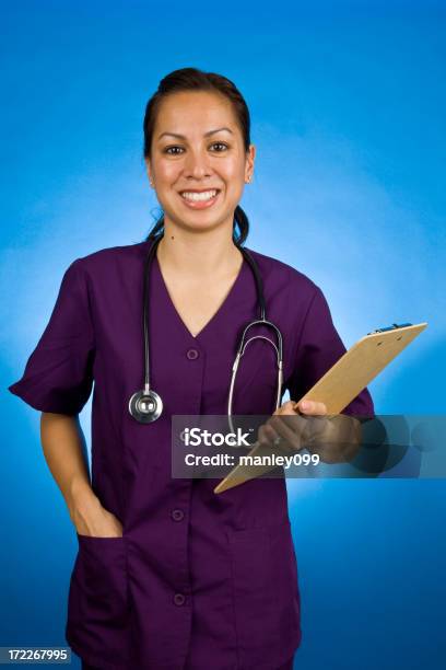 Krankenschwester Mit Einem Klemmbrett Und Stethescope Stockfoto und mehr Bilder von Lila