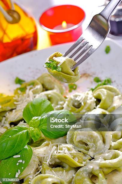 Ravioli Agli Spinaci Con Gorgonzola E Salsa - Fotografie stock e altre immagini di Ambientazione interna - Ambientazione interna, Basilico, Camera