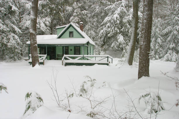 istock Cottage in the Snow 172268100