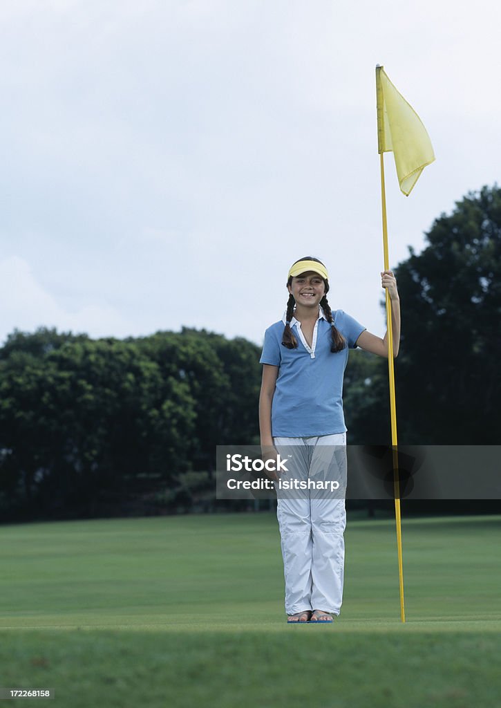 Dziewczyna trzymać Flaga golfowa - Zbiór zdjęć royalty-free (Flaga golfowa)