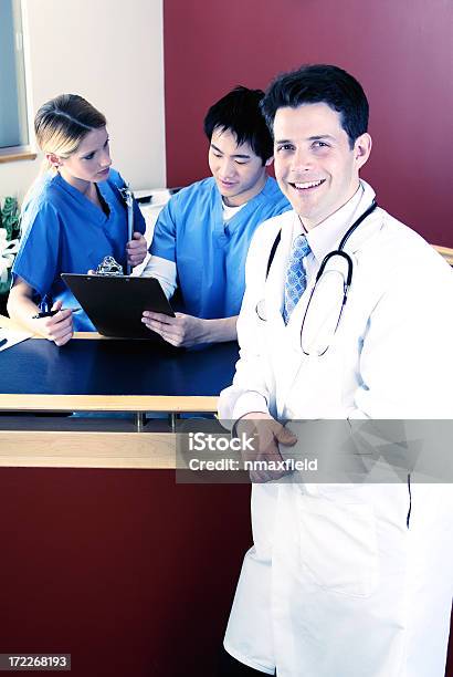Sorridente Médico E A Sua Equipa - Fotografias de stock e mais imagens de Cuidados de Saúde e Medicina - Cuidados de Saúde e Medicina, Exame Médico - Procedimento Médico, Grupo de Pessoas