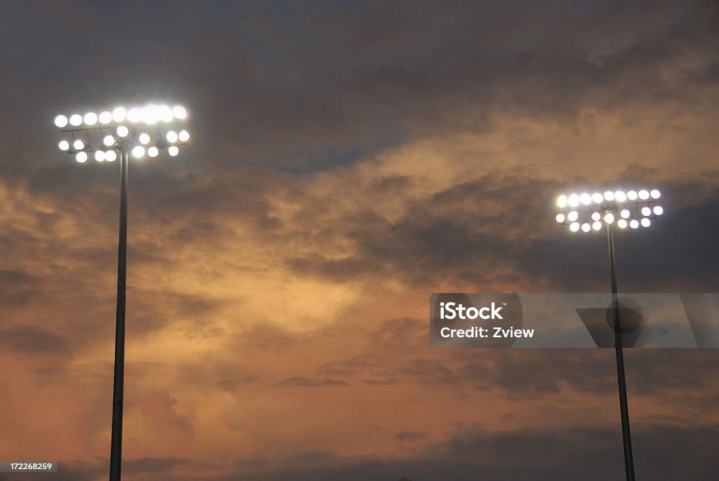 Stadium contro il tramonto sullo sfondo di luci - Foto stock royalty-free di Ambientazione esterna