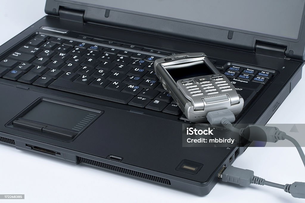 Laptop com PDA telefone celular - Foto de stock de A caminho royalty-free