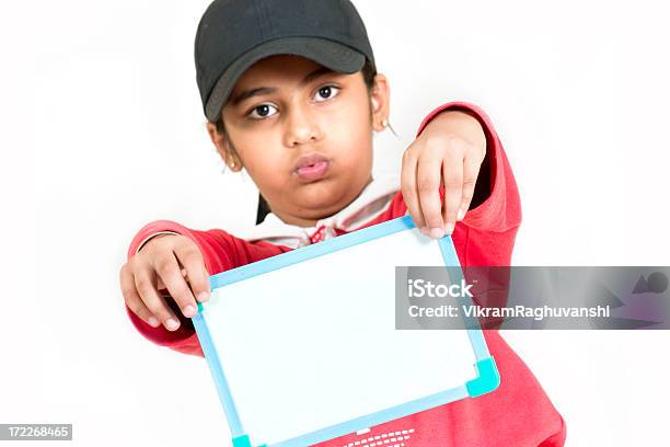 インド 1 つのアジアの女の子を示すプラカードコピースペースで空白のボード - 1人のストックフォトや画像を多数ご用意 - 1人, 6歳から7歳, 8歳から9歳