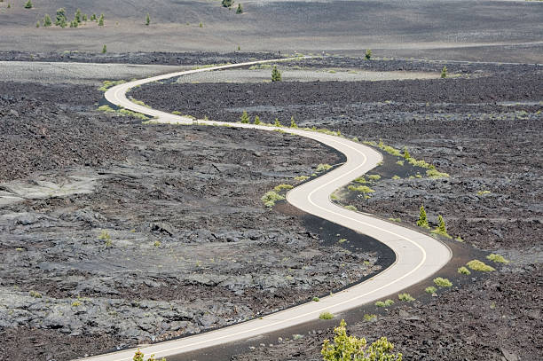 estrada através de lava - idaho road toughness s shape imagens e fotografias de stock