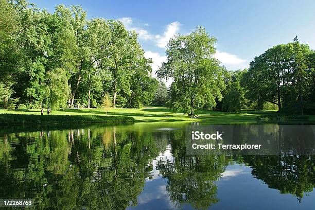 Photo libre de droit de Reflet Des Arbres Le Long Du Lac banque d'images et plus d'images libres de droit de Pennsylvanie - Pennsylvanie, Parcours de golf, Bordé d'arbres